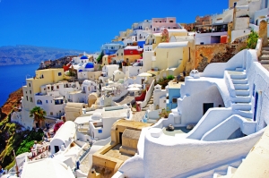 Arsitektur yang berwarna putih. Ciri khas bangunan utama di Santorini.