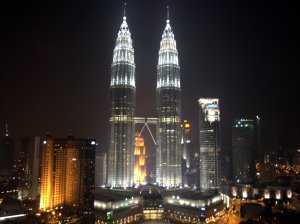 Petronas nampak pada malam hari.
